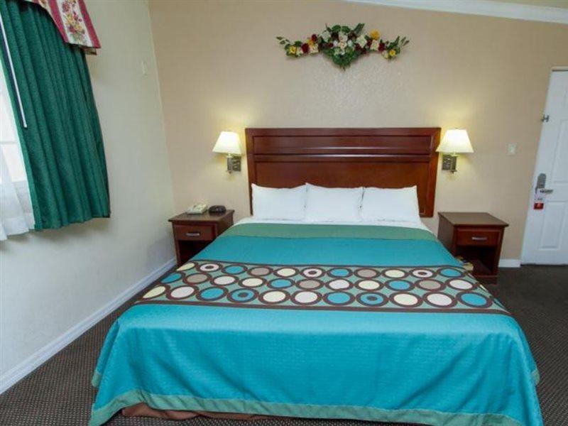 Surestay By Best Western Fresno Central Екстериор снимка