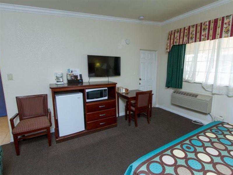 Surestay By Best Western Fresno Central Екстериор снимка