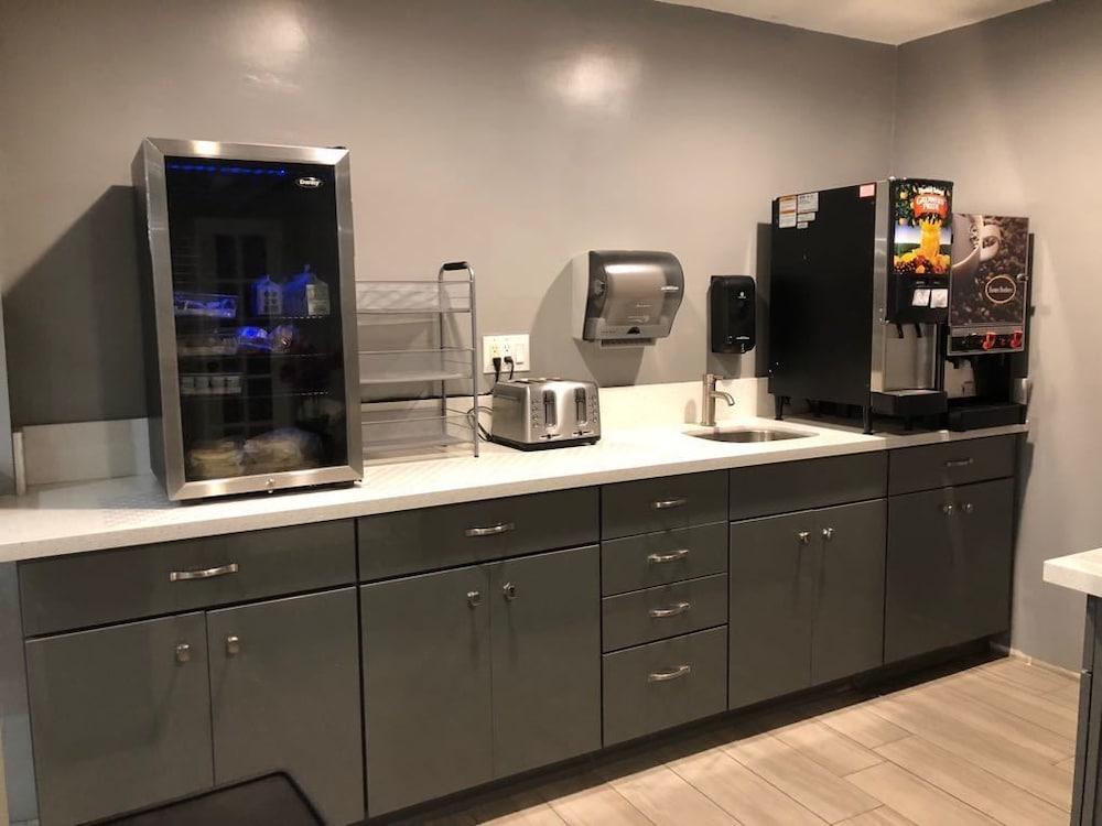 Surestay By Best Western Fresno Central Екстериор снимка