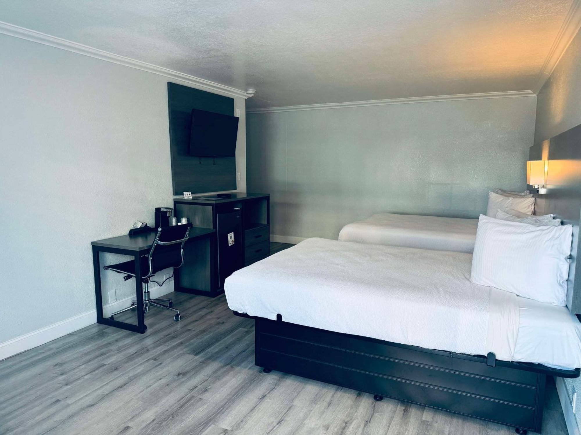 Surestay By Best Western Fresno Central Екстериор снимка
