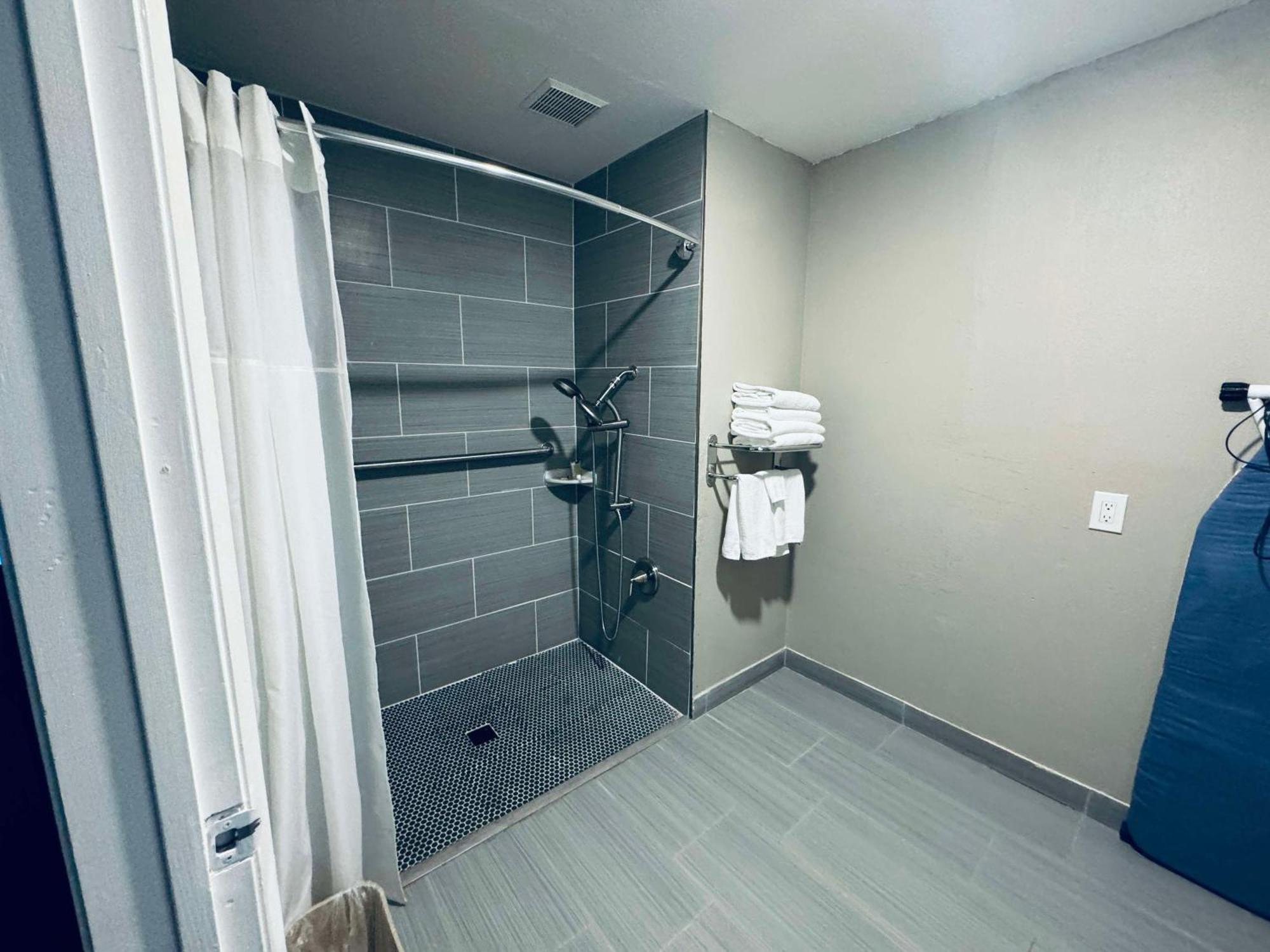 Surestay By Best Western Fresno Central Екстериор снимка