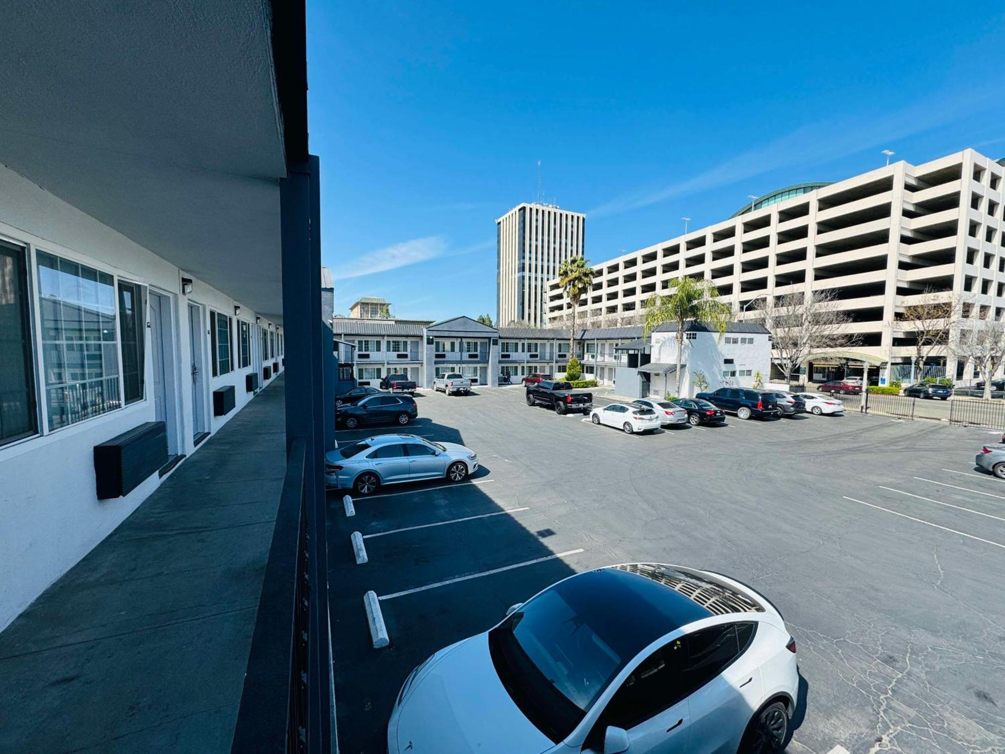 Surestay By Best Western Fresno Central Екстериор снимка