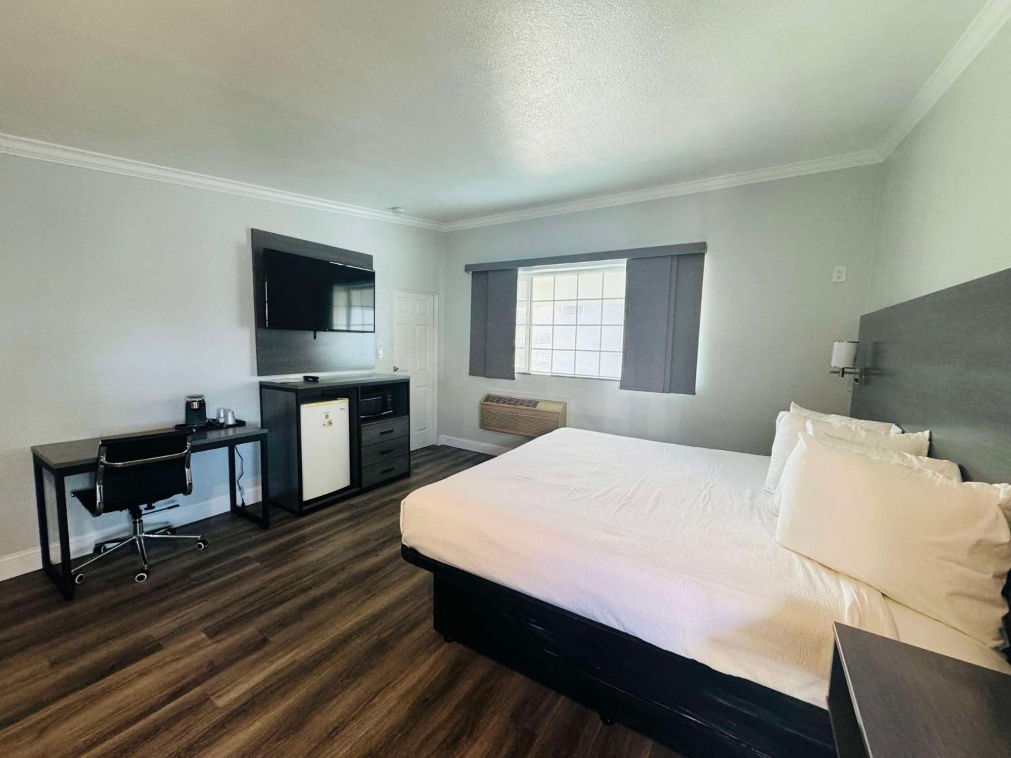 Surestay By Best Western Fresno Central Екстериор снимка
