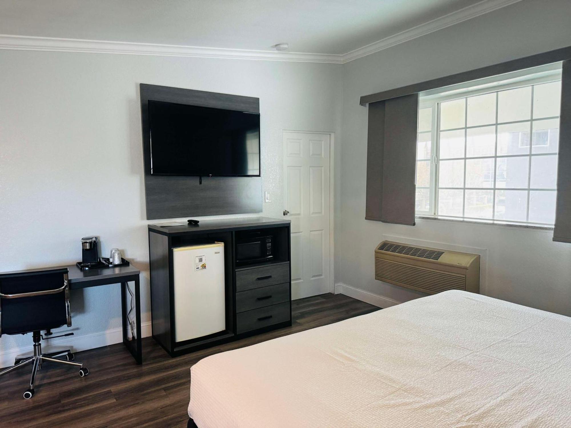 Surestay By Best Western Fresno Central Екстериор снимка