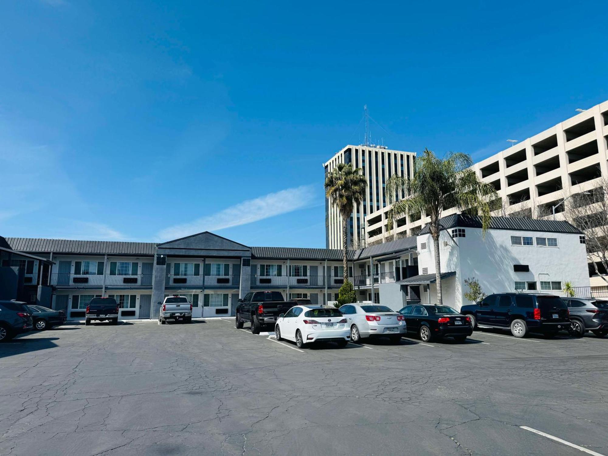 Surestay By Best Western Fresno Central Екстериор снимка