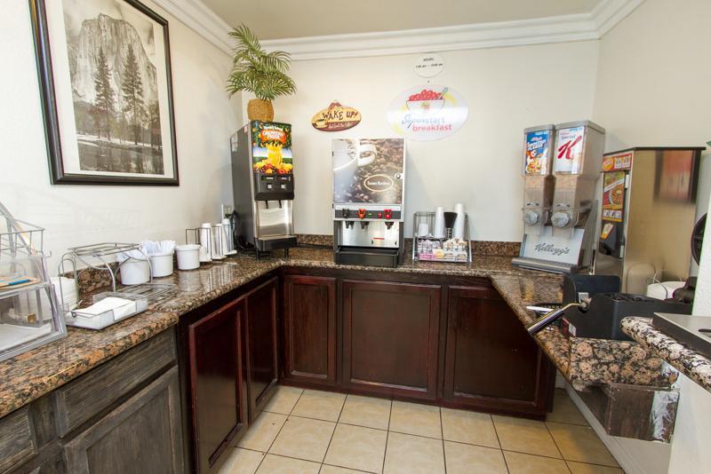 Surestay By Best Western Fresno Central Екстериор снимка
