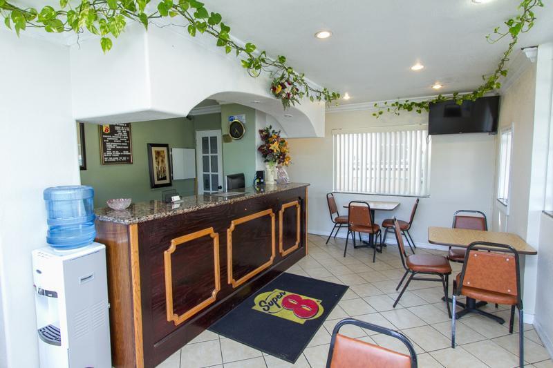 Surestay By Best Western Fresno Central Екстериор снимка