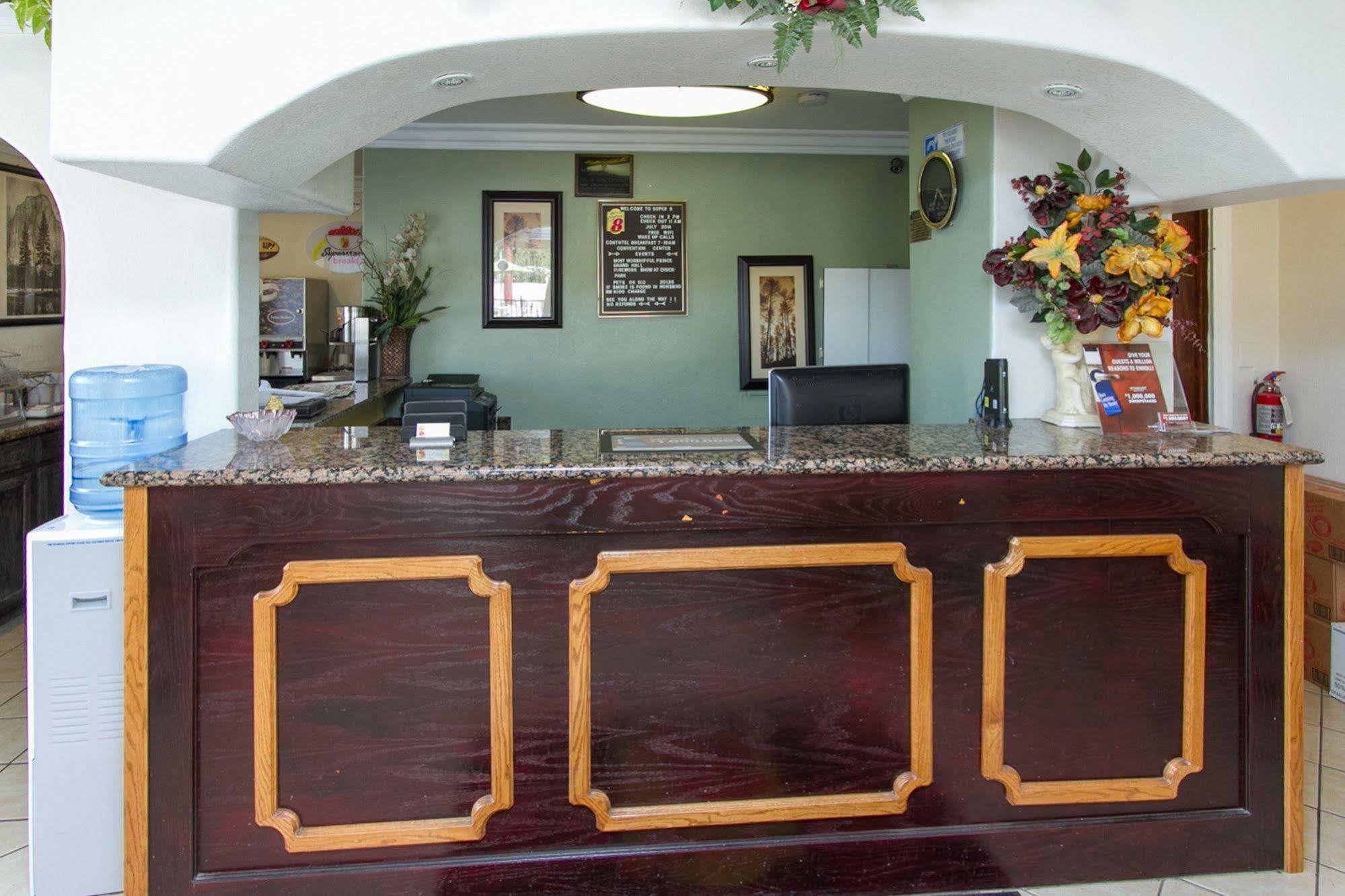 Surestay By Best Western Fresno Central Екстериор снимка